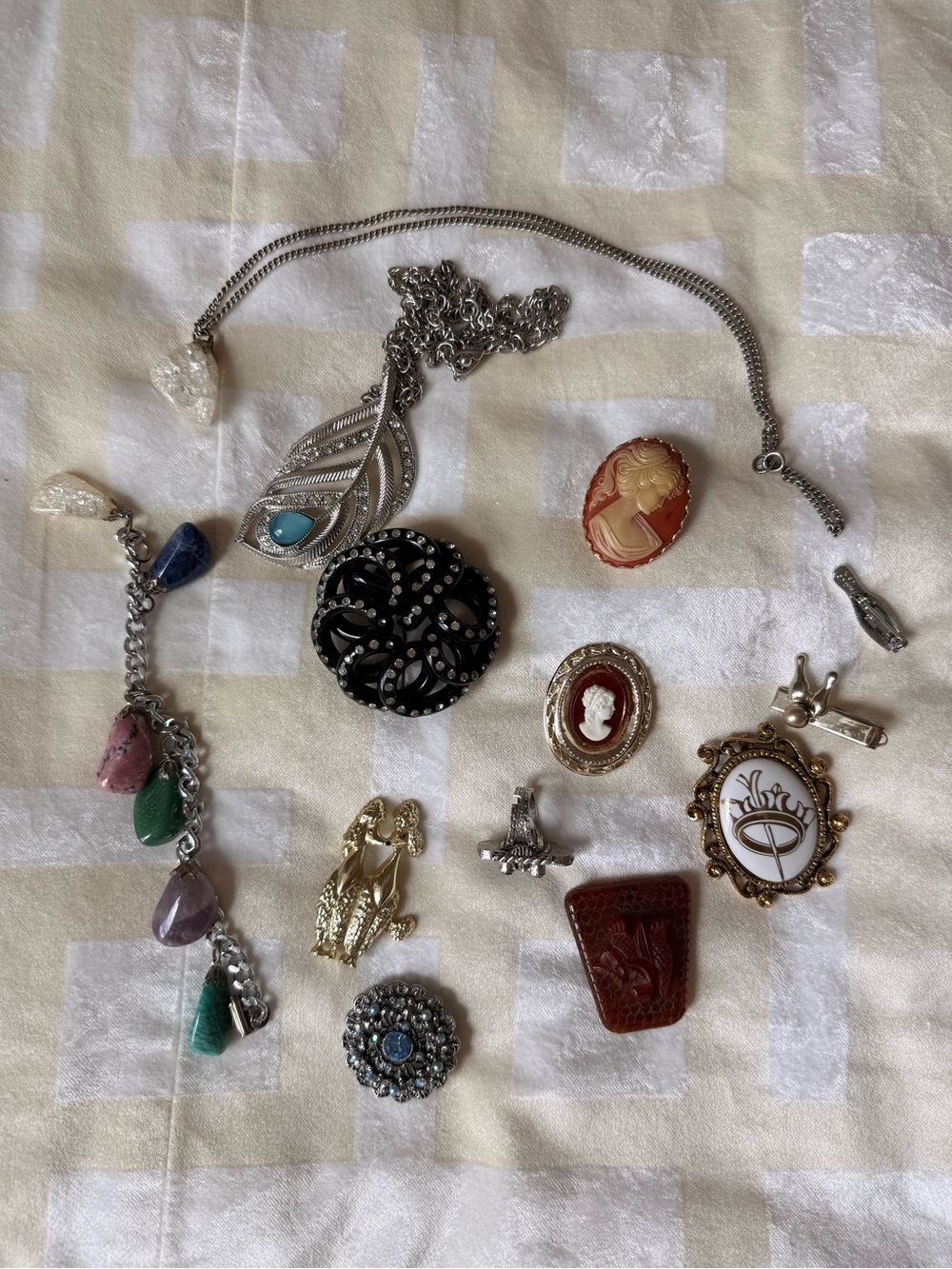 Assortment of vintage costume, jewelry
